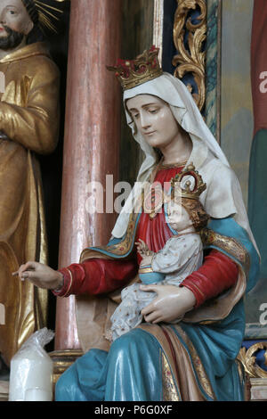 Jungfrau Maria mit dem Jesuskind, Statue auf dem Altar der Heiligen Cyrill und Methodius in der Kirche der Geburt der Jungfrau Maria in Svetice, Kroatien Stockfoto