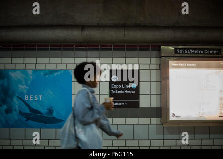 LOS ANGELES, Kalifornien - 29. Juni 2018: Pendler in der Nähe der U-Bahn Station am 29. Juni 2018 in Los Angeles, CA. Stockfoto