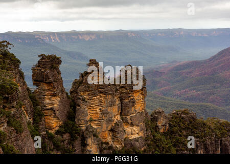 Die berühmten "Drei Schwestern" an katoomba an einem bewölkten Tag in New South Wales in Australien am 19. Juni 2018 Stockfoto