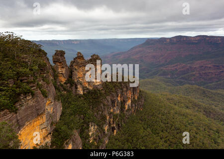 Die berühmten "Drei Schwestern" an katoomba an einem bewölkten Tag in New South Wales in Australien am 19. Juni 2018 Stockfoto