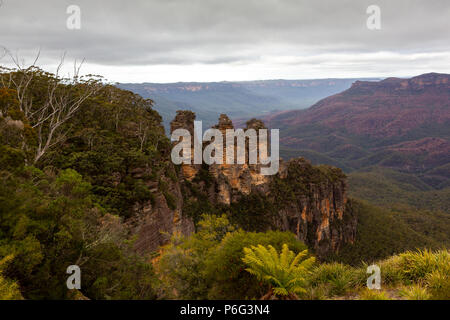 Die berühmten "Drei Schwestern" an katoomba an einem bewölkten Tag in New South Wales in Australien am 19. Juni 2018 Stockfoto