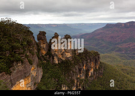 Die berühmten "Drei Schwestern" an katoomba an einem bewölkten Tag in New South Wales in Australien am 19. Juni 2018 Stockfoto