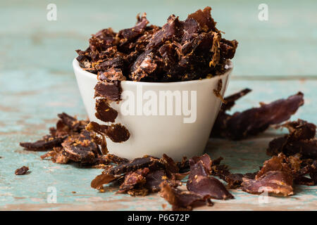 Südafrikanische biltong, getrocknet, und Fleisch in kleine Snack Größe Stücke, gute Quelle von Protein Stockfoto