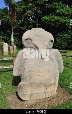 Mann mit Frau, die den Kopf einer Geburt. Hat der Mensch hat 10 horizontale Linien jeweils 1 luna Monat (28 Tage) = Dauer der Schwangerschaft. Mesitia B AD 1 - 900. San Agustin Archäologische Stätte Kolumbien im Archäologischen Park in SAN AGUSTIN. Departement Huila. Kolumbien. Stockfoto