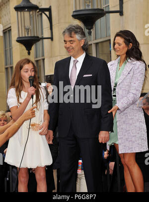 Andrea Bocelli Verlobte, Veronica Berti Claire Nordstrom 20 - Andrea Bocelli geehrt mit einem Stern auf dem Hollywood Walk of Fame in Los Angeles. Andrea Bocelli Verlobte, Veronica Berti Claire Nordstrom 20 Veranstaltung in Hollywood Leben - Kalifornien, Red Carpet Event, USA, Filmindustrie, Prominente, Fotografie, Bestof, Kunst, Kultur und Unterhaltung, Topix prominente Mode, Besten, Hollywood Leben, Event in Hollywood Leben - Kalifornien, Film Stars, TV Stars, Musik, Promis, Topix, Bestof, Kunst, Kultur und Unterhaltung, Fotografie, Anfrage tsuni@Gamma-USA.com, Kredit Stockfoto