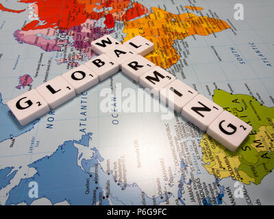 Darstellung der globalen Erwärmung, die durchschnittliche globale Temperatur am schnellsten in der aufgezeichneten Geschichte zugenommen hat, auf Weltkarte Hintergrund Stockfoto