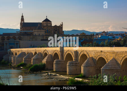 Cordoba Brücke, Blick auf den Sonnenuntergang über den römischen Brücke (Puente Romano) in Richtung der Kathedrale Moschee (Mezquita) in Cordoba, Andalusien, Spanien Stockfoto