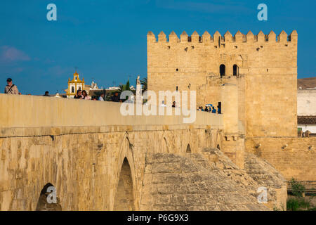 Cordoba Römische Brücke, Blick auf das mittelalterliche Torre de la Calahorra am östlichen Ende der Puente Romano in Cordoba, Andalusien, Spanien. Stockfoto