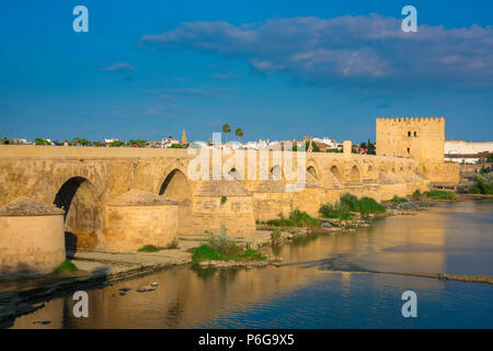 Cordoba Brücke, Blick auf den Sonnenuntergang von der historischen römischen Brücke über den Rio Guadalquivir in Córdoba (Córdoba) Andalusien, Spanien. Stockfoto