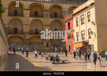 Cordoba Spanien Architektur, mit Blick auf die riesige Kathedrale Moschee (Mezquita) mit Arkaden versehenen Mauer mit Blick auf den Plaza del Triunfo in Córdoba (Córdoba), Andalusien. Stockfoto