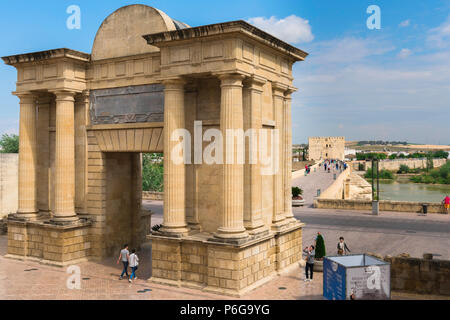 Blick auf die Rückseite der Puerta del Puente - dem ehemaligen Stadttor und Triumphbogen von Cordoba - mit der Römischen Brücke jenseits, Andalusien, Spanien. Stockfoto