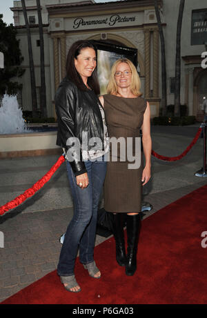 Mimi Rogers, Elisabeth Shue Warten auf Superman Premiere im Paramount Theater in Los Angeles. Mimi Rogers, Elisabeth Shue 13 Veranstaltung in Hollywood Leben - Kalifornien, Red Carpet Event, USA, Filmindustrie, Prominente, Fotografie, Bestof, Kunst, Kultur und Unterhaltung, Topix prominente Mode, Besten, Hollywood Leben, Event in Hollywood Leben - Kalifornien, Roter Teppich und backstage,, Kunst, Kultur und Unterhaltung, Fotografie, Anfrage tsuni@Gamma-USA.com, Musik Prominente, Musiker, Music Group, 2010 Stockfoto