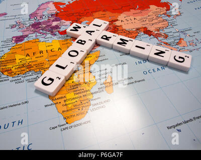 Darstellung der globalen Erwärmung, die durchschnittliche globale Temperatur am schnellsten in der aufgezeichneten Geschichte zugenommen hat, auf Weltkarte Hintergrund Stockfoto