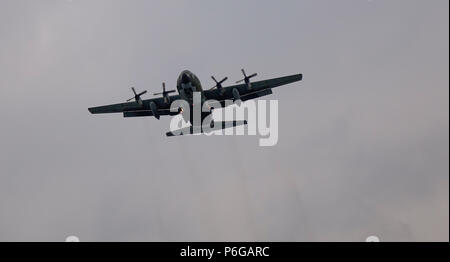 Taipei, Taiwan - 23.Dezember 2015. Lockheed C-130 Hercules Landung am Fliegerhorst in Taipeh, Taiwan. C-130 ist ein 4-engine Turboprop Military Transport Luft Stockfoto