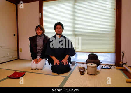 Kyoto, Japan - Dec 26, 2015. Menschen prepairing für Tee Zeremonie an traditionellen japanischen Haus (Ryokan) in Kyoto, Japan. Stockfoto