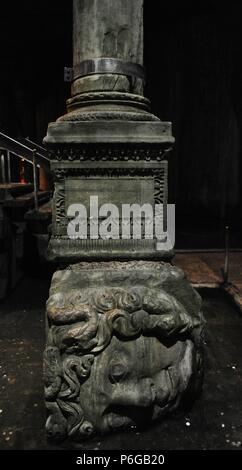 Turkei. Istanbul. Basilika-Zisterne. 6. Jahrhundert. Während der Herrschaft Justinians I. Medusa Spalte Basis errichtet. Detail. Stockfoto