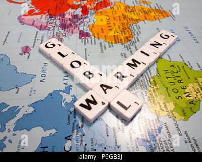 Darstellung der globalen Erwärmung, die durchschnittliche globale Temperatur am schnellsten in der aufgezeichneten Geschichte zugenommen hat, auf Weltkarte Hintergrund Stockfoto