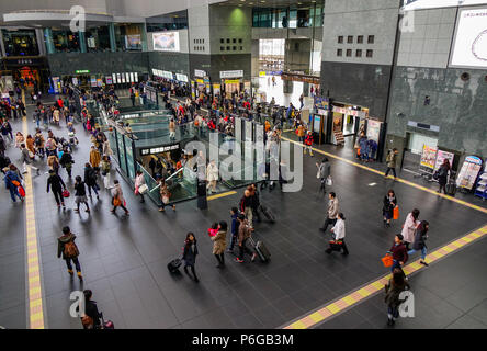 Kyoto, Japan - Dec 25, 2016. Masse der Menschen an der Beifahrerseite concourse im Bahnhof von Kyoto. Stockfoto