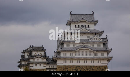 Himeji Castle im regnerischen Tag. Schloss Himeji, auch bekannt als Burg Weissreiher (Shirasagijo). Stockfoto