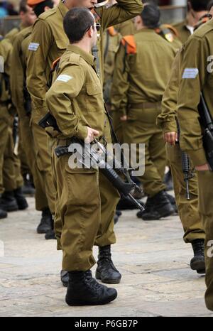Israel. Jerusalem. Der Wehrdienst. Soldaten der israelischen Armee, die in der Westlichen Mauer. Stockfoto
