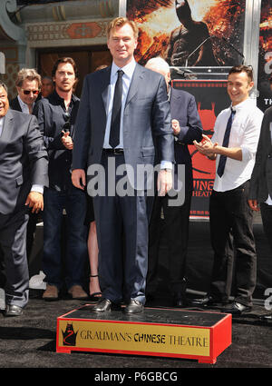 Christopher Nolan geehrt, mit Hand und Fuß drucken Zeremonie an der Chinese Theatre in Los Angeles. Die Besetzung der dunkle Ritter Batman steigt, Gary Oldman, Michael Caine, Anne Hathaway, Christian Bale, Joseph Gordon-Levitt, Morgan Freenmana Christopher Nolan 03 Veranstaltung in Hollywood Leben - Kalifornien, Red Carpet Event, USA, Filmindustrie, Prominente, Fotografie, Bestof, Kunst, Kultur und Unterhaltung, Topix prominente Mode, Besten, Hollywood Leben, Event in Hollywood Leben - Kalifornien, Film Stars, TV Stars, Musik, Promis, Topix, Bestof, Kunst, Kultur und Unterhaltung, Photogra Stockfoto