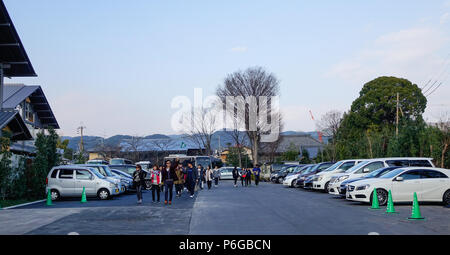 Kyoto, Japan - Dec 25, 2016. Pkw-Parkplatz in Kyoto, Japan. Kyoto war die Hauptstadt von Japan seit mehr als einem Jahrtausend. Stockfoto