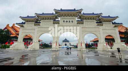 Taipei, Taiwan - Jan 6, 2016. Chinesische Torbögen an Liberty Square entfernt. Berühmten Chiang Kai-Shek Memorial Hall sichtbar in der Mitte der Bögen. Stockfoto