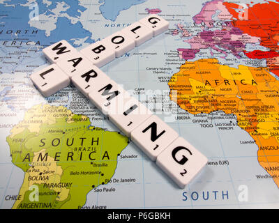 Darstellung der globalen Erwärmung, die durchschnittliche globale Temperatur am schnellsten in der aufgezeichneten Geschichte zugenommen hat, auf Weltkarte Hintergrund Stockfoto