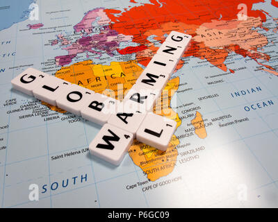 Darstellung der globalen Erwärmung, die durchschnittliche globale Temperatur am schnellsten in der aufgezeichneten Geschichte zugenommen hat, auf Weltkarte Hintergrund Stockfoto