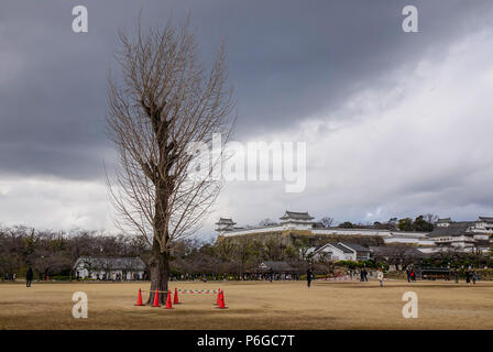 Himeji, Japan - Dec 27, 2015. Garten von Schloss Himeji im regnerischen Tag. Schloss Himeji, auch bekannt als Burg Weissreiher (Shirasagijo). Stockfoto