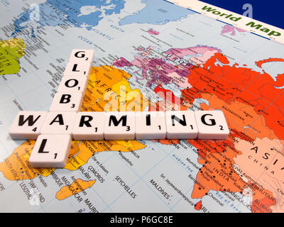 Darstellung der globalen Erwärmung, die durchschnittliche globale Temperatur am schnellsten in der aufgezeichneten Geschichte zugenommen hat, auf Weltkarte Hintergrund Stockfoto