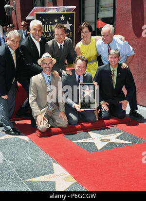Bryan Cranston - Stern mit Jane Kaczmarek, Aaron Paul, John O hurley Am: Zeremonie zu Ehren Bryan Cranston mit einem Stern auf dem Hollywood Walk of Fame in Los Angeles. Bryan Cranston - Star 103 mit Jane Kaczmarek, Aaron Paul, John O hurley Ereignis in Hollywood Leben - Kalifornien, Red Carpet Event, USA, Filmindustrie, Prominente, Fotografie, Bestof, Kunst, Kultur und Unterhaltung, Topix prominente Mode, Besten, Hollywood Leben, Event in Hollywood Leben - Kalifornien, Film Stars, TV Stars, Musik, Promis, Topix, Bestof, Kunst, Kultur und Unterhaltung, Fotografie, in Stockfoto