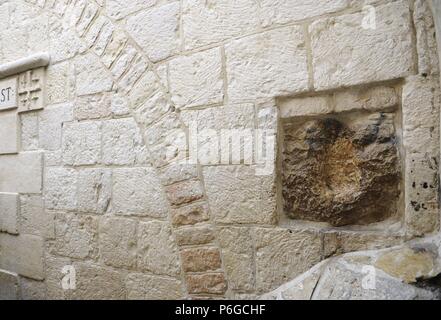 Israel. Jerusalem. Altstadt. Altstadt. V-Station. Ort der Begegnung zwischen Jesus und Simon von Kyrene, der Mann, der das Kreuz Christi auf dem Kalvarienberg durchgeführt. Detail des Steins aus 1. Jahrhundert, wo es heißt, dass Jesus den Druck seiner Hand verließ. Stockfoto