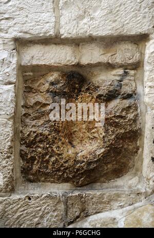 Israel. Jerusalem. Altstadt. Altstadt. V-Station. Ort der Begegnung zwischen Jesus und Simon von Kyrene, der Mann, der das Kreuz Christi auf dem Kalvarienberg durchgeführt. Detail des Steins aus 1. Jahrhundert, wo es heißt, dass Jesus den Druck seiner Hand verließ. Stockfoto