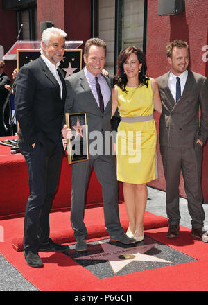 Bryan Cranston - Stern mit Jane Kaczmarek, Aaron Paul, John O hurley Am: Zeremonie zu Ehren Bryan Cranston mit einem Stern auf dem Hollywood Walk of Fame in Los Angeles. Bryan Cranston - Star 104 mit Jane Kaczmarek, Aaron Paul, John O hurley Ereignis in Hollywood Leben - Kalifornien, Red Carpet Event, USA, Filmindustrie, Prominente, Fotografie, Bestof, Kunst, Kultur und Unterhaltung, Topix prominente Mode, Besten, Hollywood Leben, Event in Hollywood Leben - Kalifornien, Film Stars, TV Stars, Musik, Promis, Topix, Bestof, Kunst, Kultur und Unterhaltung, Fotografie, in Stockfoto