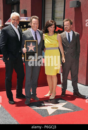 Bryan Cranston - Stern mit Jane Kaczmarek, Aaron Paul, John O hurley Am: Zeremonie zu Ehren Bryan Cranston mit einem Stern auf dem Hollywood Walk of Fame in Los Angeles. Bryan Cranston - Star 105 mit Jane Kaczmarek, Aaron Paul, John O hurley Ereignis in Hollywood Leben - Kalifornien, Red Carpet Event, USA, Filmindustrie, Prominente, Fotografie, Bestof, Kunst, Kultur und Unterhaltung, Topix prominente Mode, Besten, Hollywood Leben, Event in Hollywood Leben - Kalifornien, Film Stars, TV Stars, Musik, Promis, Topix, Bestof, Kunst, Kultur und Unterhaltung, Fotografie, in Stockfoto