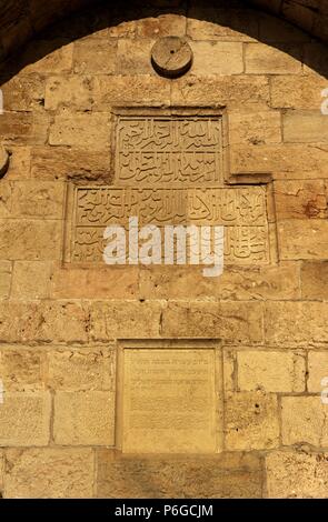 Israel. Jerusalem. Jaffa-Tor oder Davids Gat. Stein-Portal in den historischen Mauern der Altstadt. Inschrift. Detail. Stockfoto