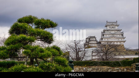 Himeji Castle im regnerischen Tag. Schloss Himeji, auch bekannt als Burg Weissreiher (Shirasagijo). Stockfoto