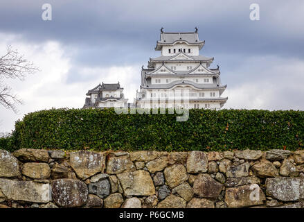 Himeji Castle im regnerischen Tag. Schloss Himeji, auch bekannt als Burg Weissreiher (Shirasagijo). Stockfoto