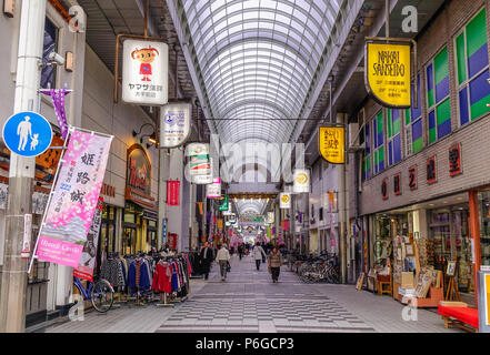 Himeji, Japan - Dec 27, 2015. Walking Street mit Boutiquen in Himeji, Japan. Himeji bekannt für die weitläufige, Jahrhunderte alten und White Castle. Stockfoto