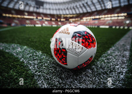 Fußball: Adidas Telstar Mechta, offizielle Spielball der Knock-out-runden FIFA WM Russland 2018 auf dem Spielfeld in Luzhniki Stadion, Moskau, Russland Stockfoto