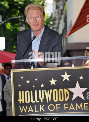 PETER FALK posthum geehrt MIT STERN AUF DEM WALK OF FAME in Los Angeles. An der Zeremonie Ed Begley Jr - Peter Falk Star Ed Begley Jr - Peter Falk Stern 67 Veranstaltung in Hollywood Leben - Kalifornien, Red Carpet Event, USA, Filmindustrie, Prominente, Fotografie, Bestof, Kunst, Kultur und Unterhaltung, Topix prominente Mode, Besten, Hollywood Leben, Event in Hollywood Leben - Kalifornien, Film Stars, TV Stars, Musik, Promis, Topix, Bestof, Kunst, Kultur und Unterhaltung, Fotografie, Anfrage tsuni@Gamma-USA.com, Kredit Tsuni/USA, ausgezeichnet mit einem Stern auf der Hollywo WERDEN Stockfoto