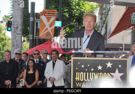 PETER FALK posthum geehrt MIT STERN AUF DEM WALK OF FAME in Los Angeles. An der Zeremonie Ed Begley Jr - Peter Falk Star Ed Begley Jr - Peter Falk Stern 68 Veranstaltung in Hollywood Leben - Kalifornien, Red Carpet Event, USA, Filmindustrie, Prominente, Fotografie, Bestof, Kunst, Kultur und Unterhaltung, Topix prominente Mode, Besten, Hollywood Leben, Event in Hollywood Leben - Kalifornien, Film Stars, TV Stars, Musik, Promis, Topix, Bestof, Kunst, Kultur und Unterhaltung, Fotografie, Anfrage tsuni@Gamma-USA.com, Kredit Tsuni/USA, ausgezeichnet mit einem Stern auf der Hollywo WERDEN Stockfoto