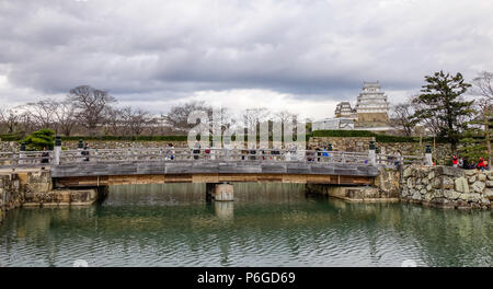 Himeji, Japan - Dec 27, 2015. Holzbrücke mit Himeji Castle im regnerischen Tag. Schloss Himeji, auch bekannt als Burg Weissreiher (Shirasagijo). Stockfoto