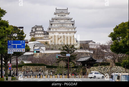 Himeji, Japan - Dec 27, 2015. Himeji Castle mit der Straße in den regnerischen Tag. Schloss Himeji, auch bekannt als Burg Weissreiher (Shirasagijo). Stockfoto