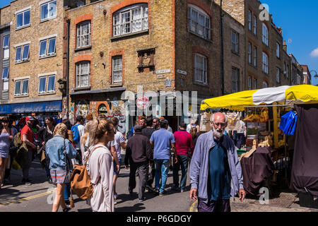 Brick Lane street scene, Bezirk Tower Hamlets, London, England, Großbritannien Stockfoto