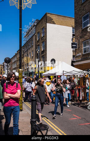 Brick Lane street scene, Bezirk Tower Hamlets, London, England, Großbritannien Stockfoto