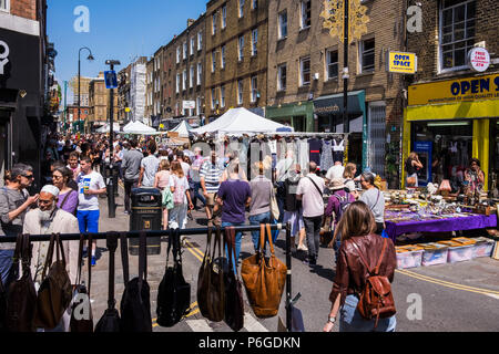 Brick Lane street scene, Bezirk Tower Hamlets, London, England, Großbritannien Stockfoto