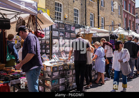 Brick Lane street scene, Bezirk Tower Hamlets, London, England, Großbritannien Stockfoto