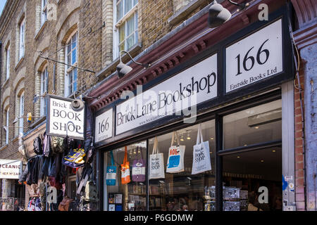 Brick Lane street scene, Bezirk Tower Hamlets, London, England, Großbritannien Stockfoto
